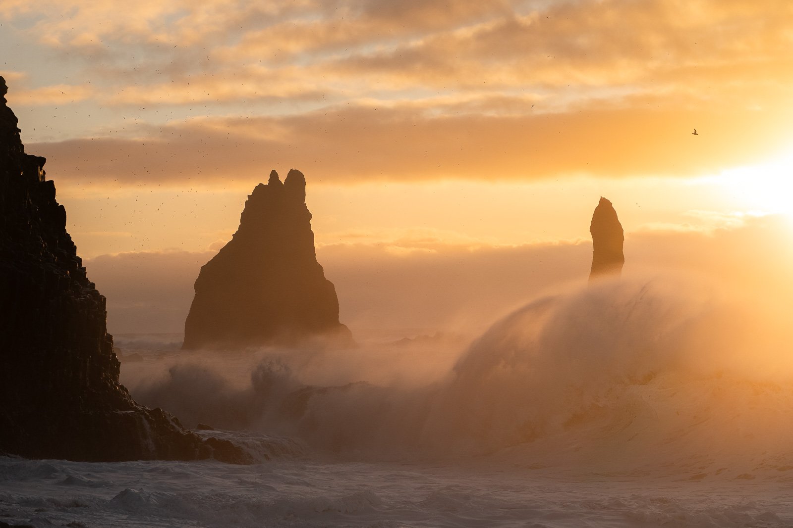 Vue sur les rochers Reynisdrangur depuis la plage de Reynisfjara un jour de tempête en Islande