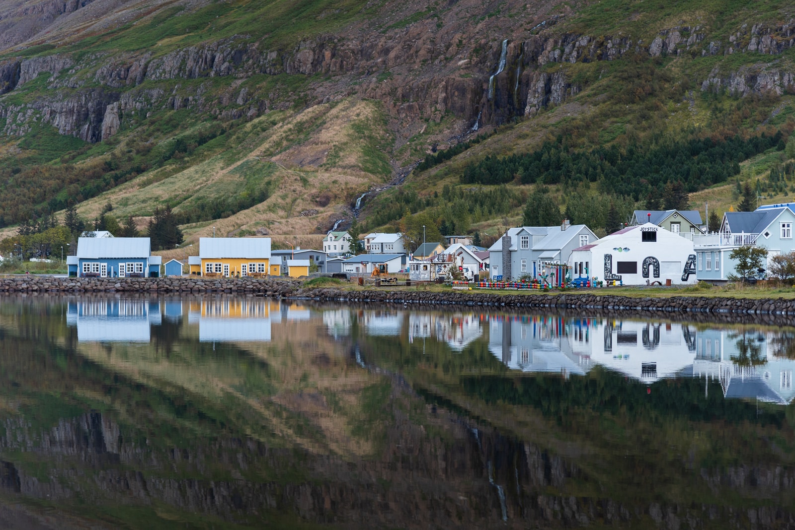 Village coloré de Seyðisfjörður dans les Fjords de l'Est de l'Islande, peu fréquenté en été