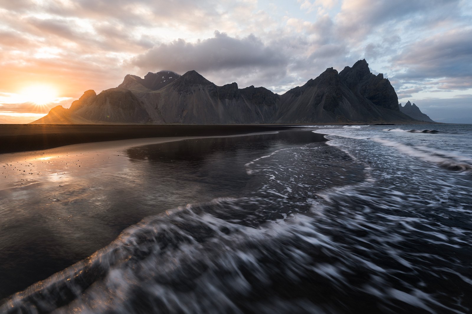 Montagne Vestrahorn reflétée dans les eaux de la plage noire de Stokksnes, dans l'est de l'Islande