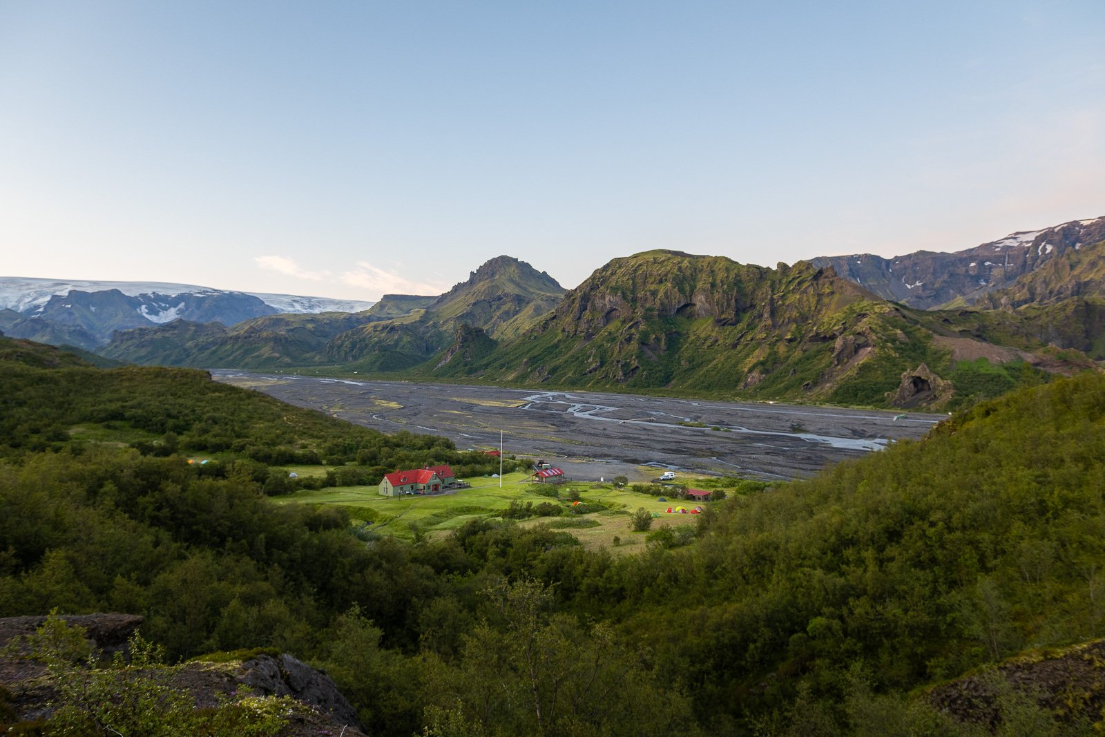 Camping de la vallée de Þórsmörk en Islande, entre glaciers, forêts et sable noir
