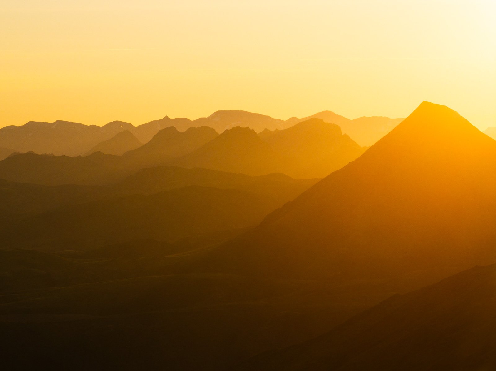 Rangée de montagnes au lever du soleil à Thorsmork en Islande