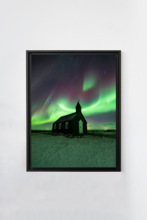 Tirage d'art encadré en noir des aurores au dessus d'une église islande