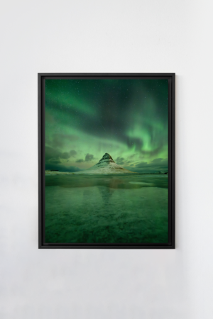 Tirage d'art encadré en noir des aurores au dessus du mont Kirkjufell en Islande