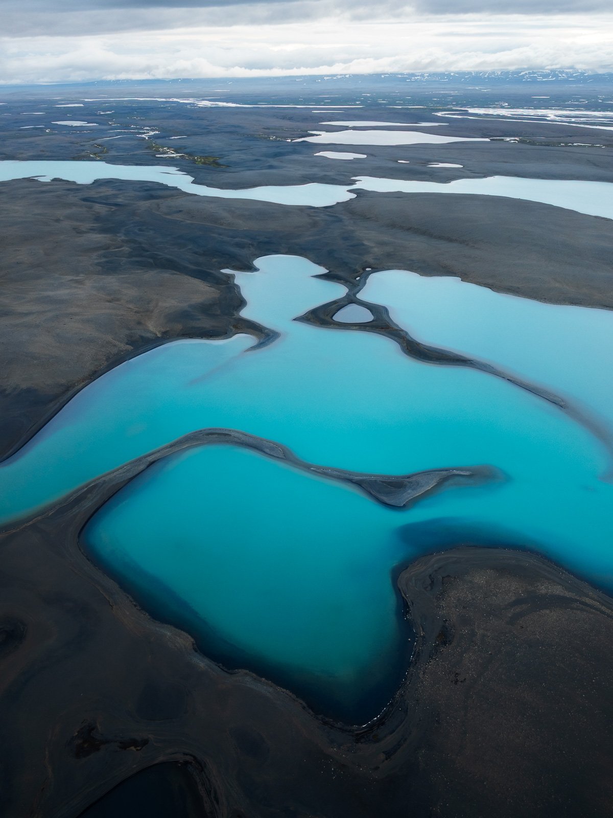 Vue aérienne des Hautes-Terres en Islande d'un lac turquoise