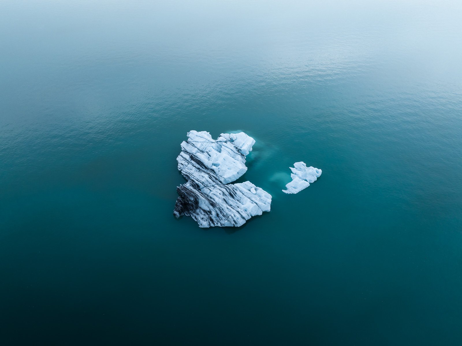 Vue aérienne d'un iceberg en forme de coeur dans la lagune de Jokulsarlon en Islande