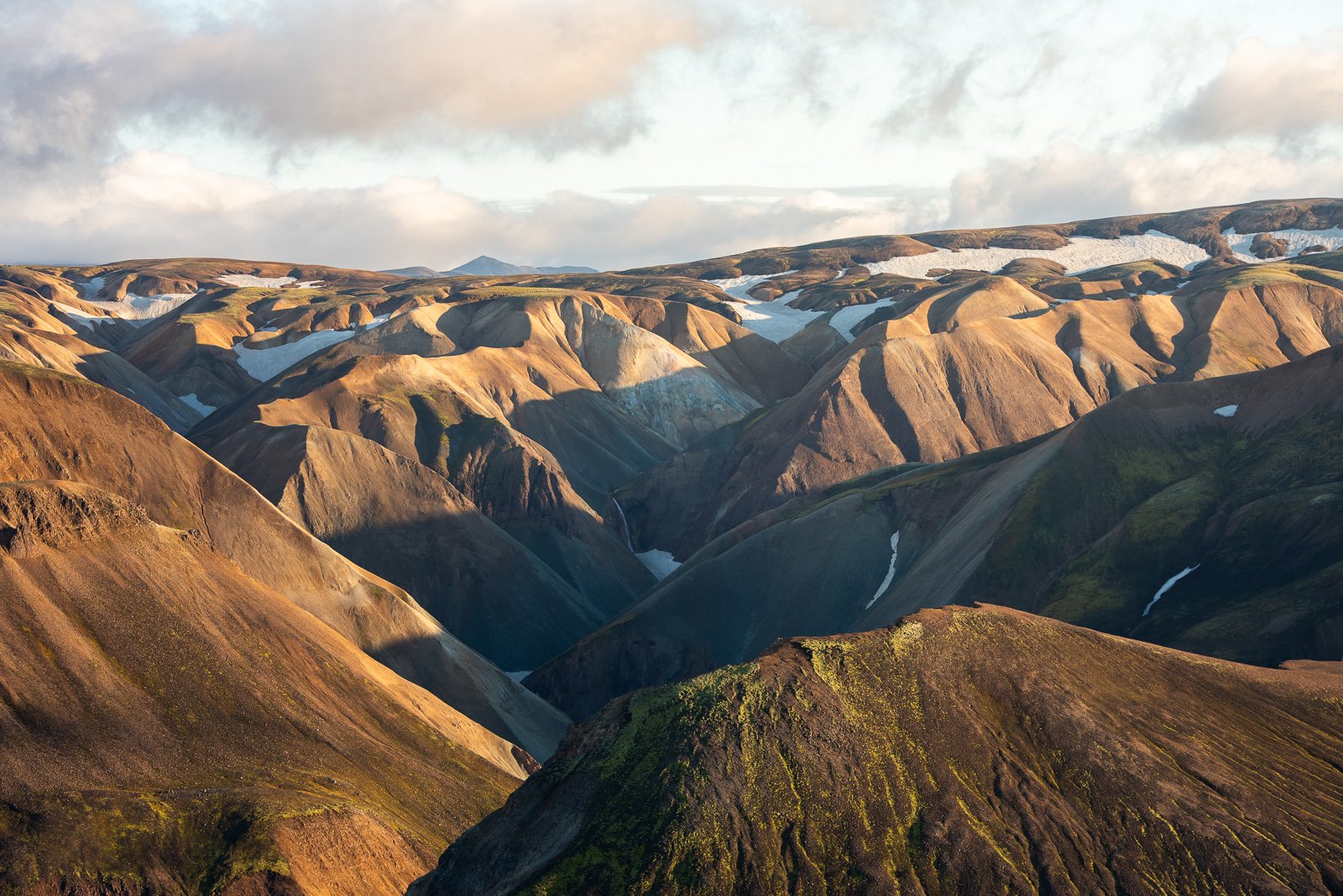 Vue panoramique sur les glacier depuis le sommet de Bláhnúkur à Landmannalaugar en Islande