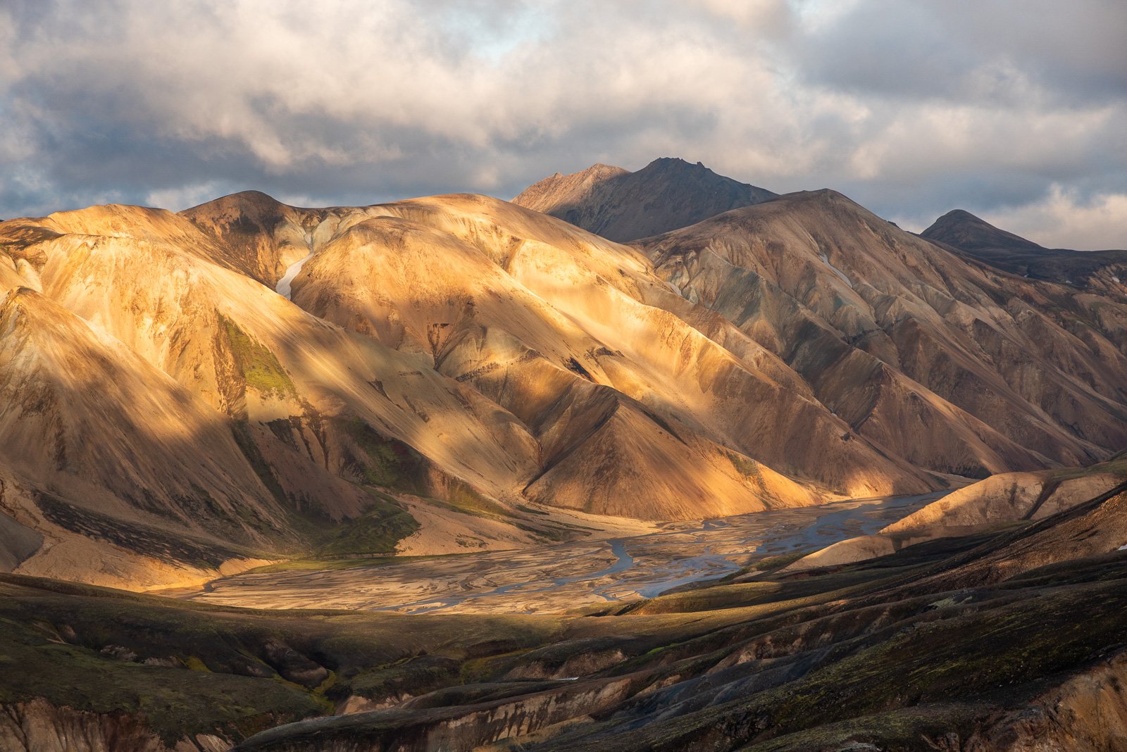 Vue panoramique sur les montagnes de Landmannalaugar au coucher du soleil pendant l'automne