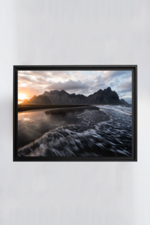 Tirage d'art encadré en noir de Stokksnes pendant le soleil de minuit en Islande