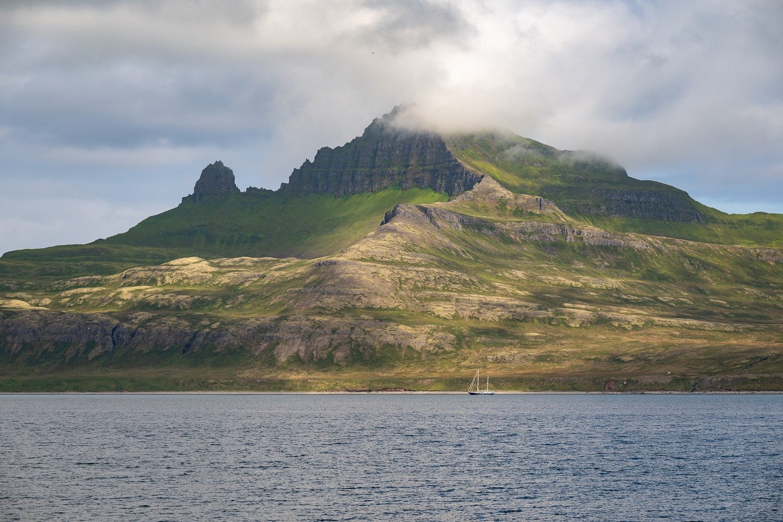 Falaises de la baie de Hornvík vues depuis le ferry, Fjords de l'Ouest, Islande