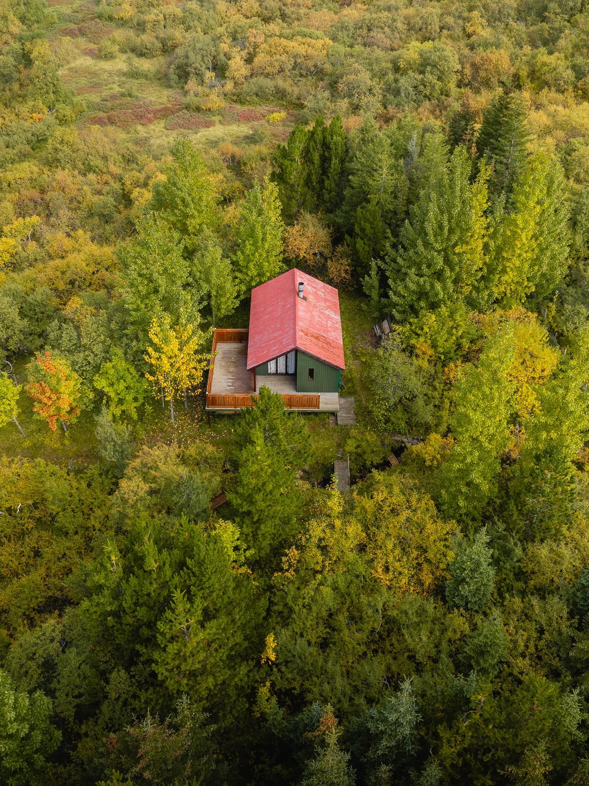 Photographie aérienne d'une maison au milieu d'une foret en Islande au mois de septembre