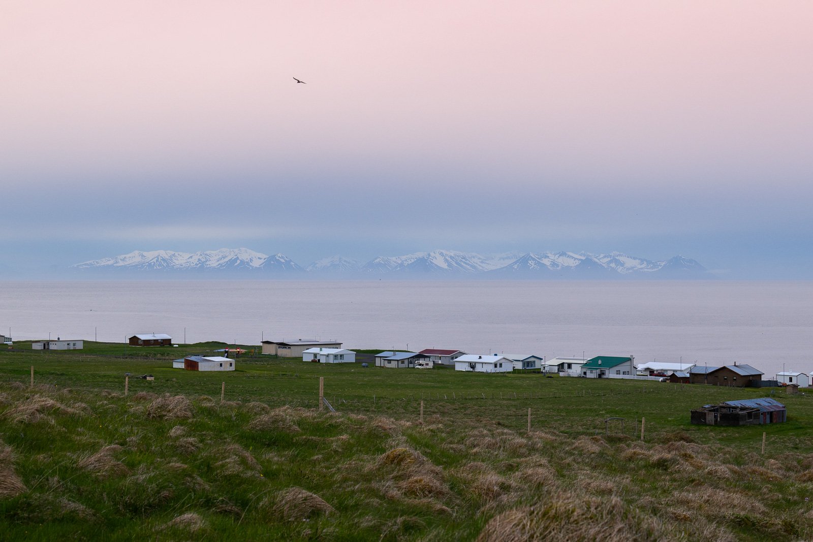 Village et port de Grímsey en Islande, maisons colorées au-delà du cercle polaire arctique