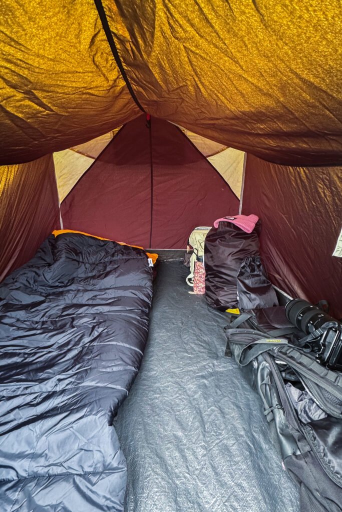 Tente installée au camping de Hornvík au pied des montagnes