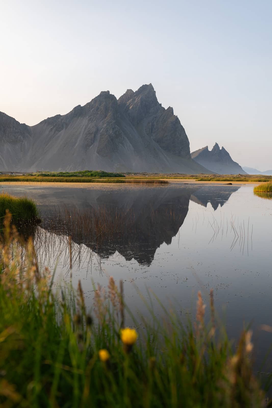 Vue en grand angle de la montagne Vestrahorn Stokksnes avec un reflet dans l'eau