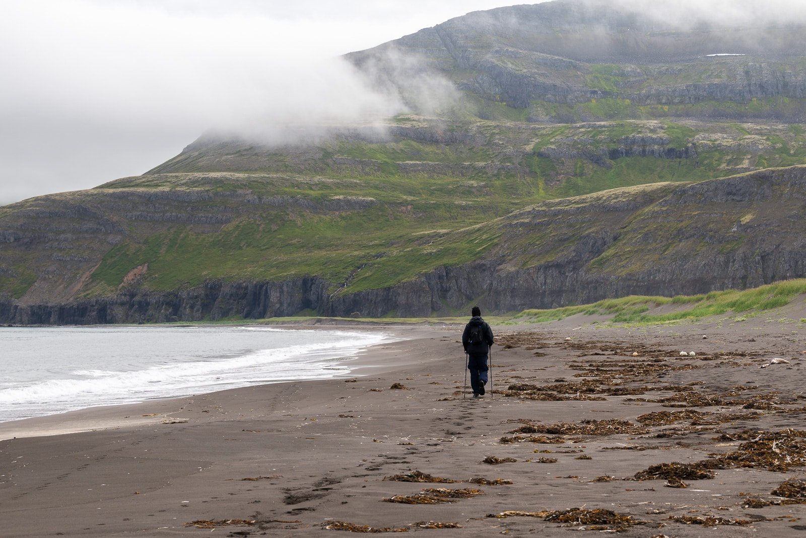 Homme qui démarre la randonnée de Hornbjarg en Islande