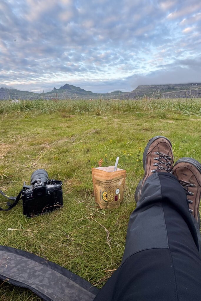 Repas lyophilisé préparé au réchaud Jetboil au camping de Hornvík